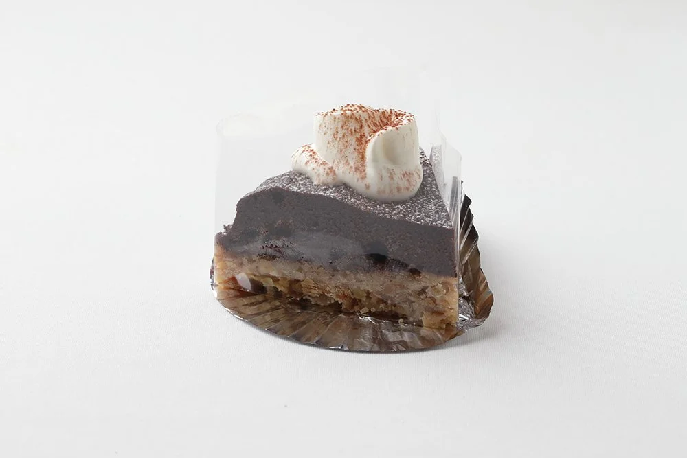 生クリームとココアパウダーを添えたガトーショコラ
